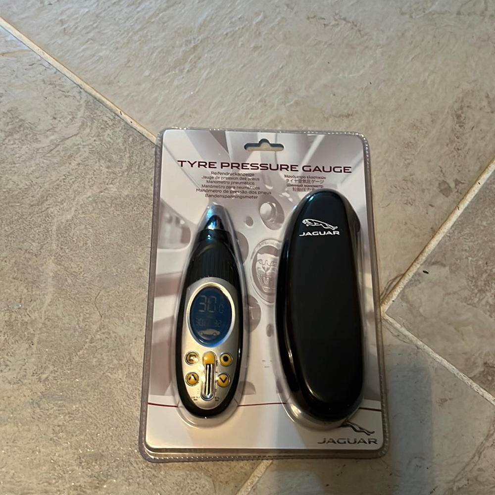 Jaguar tyre pressure gauge